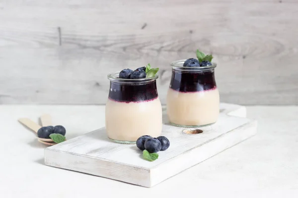 Kahve panna cotta berry sos ve taze yaban mersini ile. Lezzetli İtalyan tatlı panna cotta