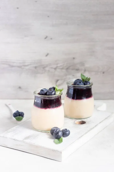 Kávé Panna Cotta Berry Coulis Friss Áfonya Finom Olasz Desszert — Stock Fotó