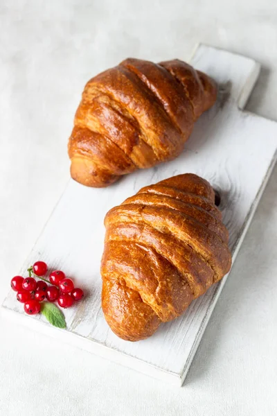 Frische Croissants Mit Roten Johannisbeeren Auf Hellgrauem Hintergrund — Stockfoto