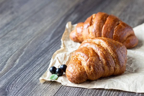 Friss Croissant Fekete Ribizli Egy Régi Fából Készült Háttér — Stock Fotó