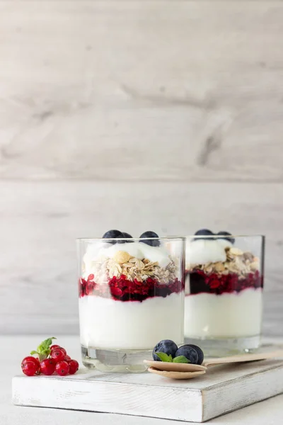 Házi Bio Joghurt Parfé Bogyók Granola Szemüveg Fehér Hajón Egészséges — Stock Fotó