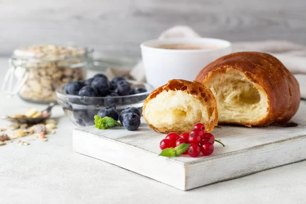 Croissant Friss Bogyós Gyümölcsök Müzli Egy Csésze Kávé Vagy Forró — Stock Fotó