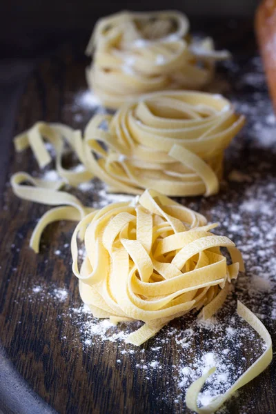 Pasta Tagliatelle Cruda Sobre Tabla Cortar Madera Pasta Tradicional Italiana — Foto de Stock