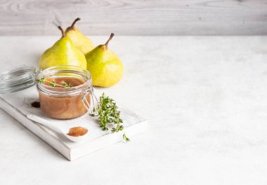 Armut reçeli, taze armut ve kekik açık renkli ahşap tahta üzerinde.