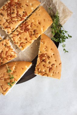 Hafif bir arka plan üzerine kekik ile geleneksel FOCACCE çeşitleri. Ev yapımı düz ekmek çeşitler