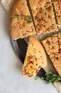Hafif bir arka plan üzerine kekik ile geleneksel FOCACCE çeşitleri. Ev yapımı düz ekmek çeşitler