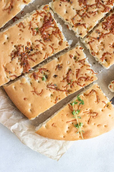 Hagyományos Olasz Focacciát Kakukkfű Világos Háttér Focaccia Lapos Kenyérrel — Stock Fotó