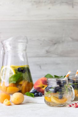 Kayısı, yaban mersini ve taze nane kavanoz limonata. Yaz soğuk içecek.