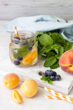 Kayısı, yaban mersini ve taze nane kavanoz limonata. Yaz soğuk içecek.