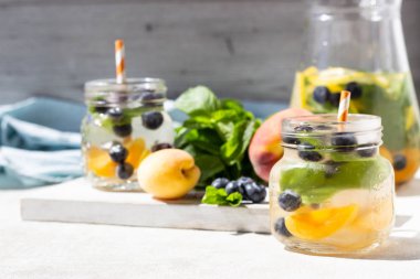 Kayısı, yaban mersini ve taze nane kavanoz limonata. Yaz soğuk içecek.