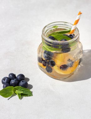 Kayısı, yaban mersini ve taze nane kavanoz limonata. Yaz soğuk içecek.