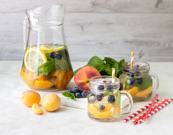 Limonade Aus Aprikose Blaubeere Und Frischer Minze Glas Kaltes Sommergetränk — Stockfoto