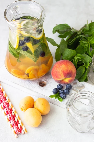 Limonade Aus Aprikose Blaubeere Und Frischer Minze Glas Kaltes Sommergetränk — Stockfoto