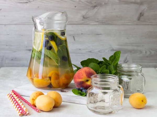 Limonade Aus Aprikose Blaubeere Und Frischer Minze Glas Kaltes Sommergetränk — Stockfoto