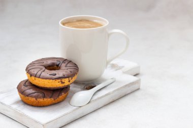 Çörek çikolata sır ve kahve fincanı 