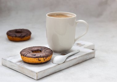 Çörek çikolata sır ve kahve fincanı 