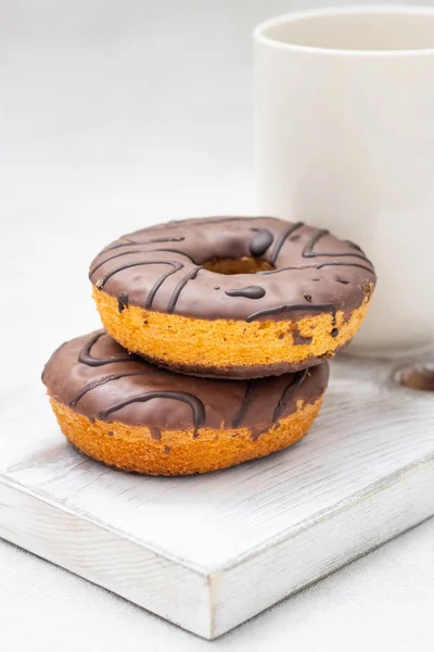 Пончики Шоколадною Глазур Чашкою Кави — стокове фото