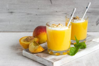 Doğal yoğurt, ceviz ve nane bölümü bardaklarda şeftali tatlısı (mus)