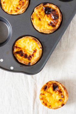 Lezzetli geleneksel Portekiz yumurtalı tartı (Pasteis de nata, Pasteis de Belem) 