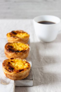 Lezzetli geleneksel Portekiz yumurtalı tartı (Pasteis de nata, Pasteis de Belem) 