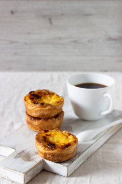 Lezzetli geleneksel Portekiz yumurtalı tartı (Pasteis de nata, Pasteis de Belem) 