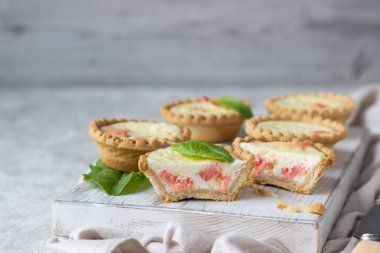 Mini tartlets krem peynir dolum ve beyaz tahta kesme tahtası somon ile.