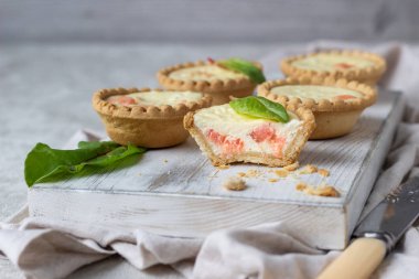 Mini tartlets krem peynir dolum ve beyaz tahta kesme tahtası somon ile.