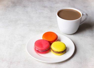 Kahve renkli Fransız macarons ile. 