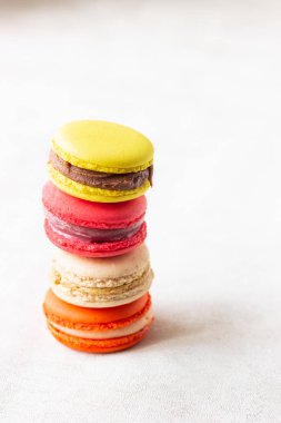Işık gri arka plan üzerinde renkli macarons