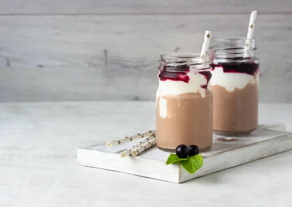 Zwei Flaschen Schokolade Und Bananen Smoothie Mit Naturjoghurt Und Schwarzer — Stockfoto