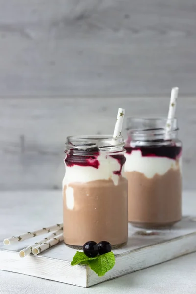 Zwei Flaschen Schokolade Und Bananen Smoothie Mit Naturjoghurt Und Schwarzer — Stockfoto