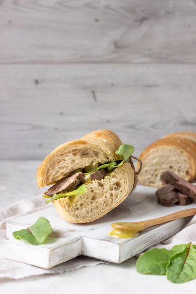 Sanduíche Rosbife Com Salada Fresca Cebola Cucos Molho Mostarda Tábua — Fotografia de Stock