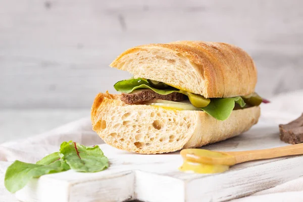 Sandwich Rosbif Con Ensalada Fresca Cebolla Cukes Salsa Mostaza Tabla — Foto de Stock