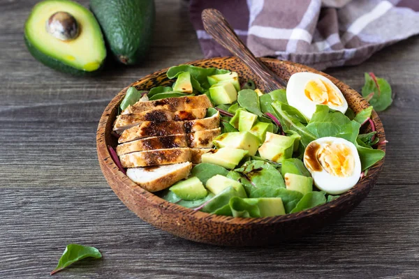 Groene Lunch Kom Met Gegrilde Kip Avocado Eieren Gezond Dieet — Stockfoto