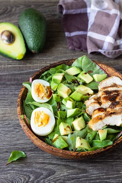 Зеленая Чаша Обеда Курицей Грилем Авокадо Яйцами Здоровое Диетическое Питание — стоковое фото