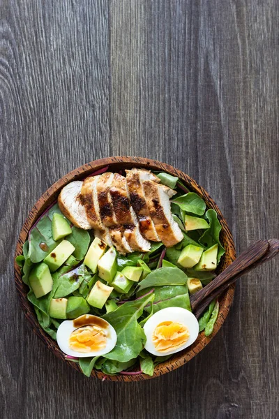 Зеленая Чаша Обеда Курицей Грилем Авокадо Яйцами Здоровое Диетическое Питание — стоковое фото