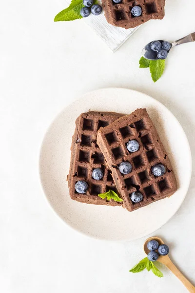 Schokoladenwaffeln Mit Frischen Blaubeeren Und Minze Auf Einem Teller — Stockfoto