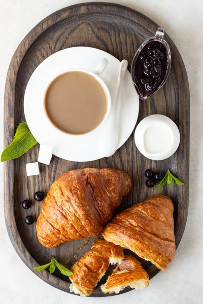 Frukost Koncept Två Färska Franska Croissant Med Kopp Kaffe Och — Stockfoto