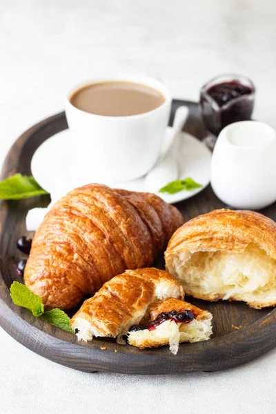 Frukost Koncept Två Färska Franska Croissant Med Kopp Kaffe Och — Stockfoto