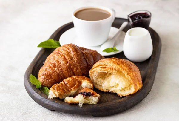 Концепція Сніданку Два Свіжих Французьких Круасани Чашкою Кави Джемом Темному — стокове фото