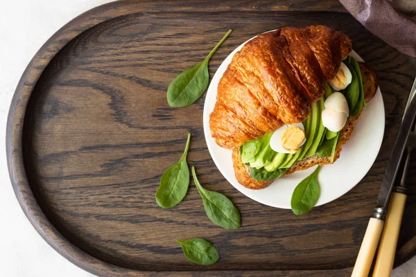 Croissant Avec Salade Verte Avocat Œufs Sur Plateau Bois Foncé — Photo