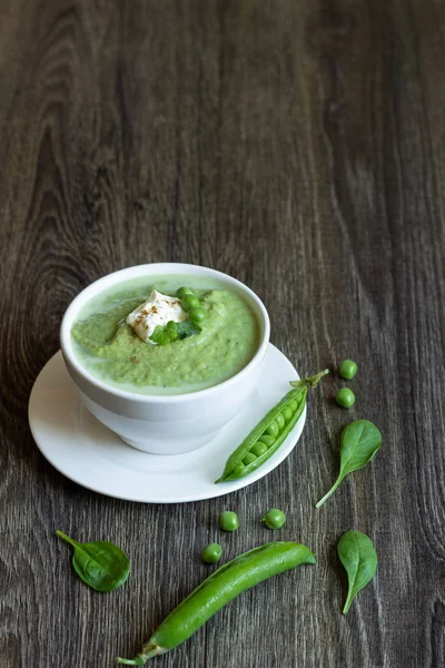 Zuppa Piselli Verdi Ciotole Con Spinaci Panna Tagliere Rustico Legno — Foto Stock