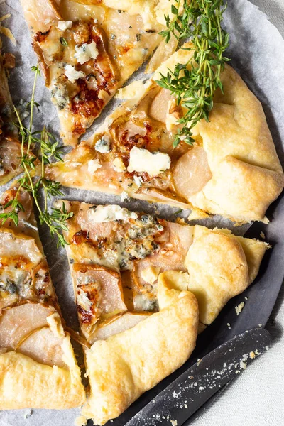 Galette Rustique Maison Avec Poires Fromage Bleu Noix Miel Sur — Photo