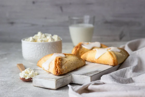 Pasties Pães Com Queijo Cottage Açúcar Esmalte Fundo Leve Coque — Fotografia de Stock