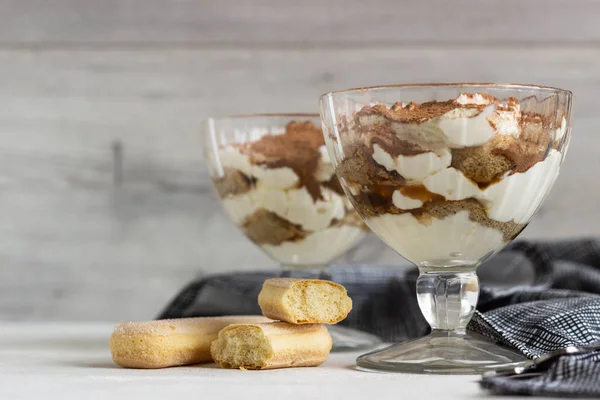 Tradicional Tiramisu Sobremesa Italiana Vidro Sobre Fundo Cinza Claro Sobremesa — Fotografia de Stock