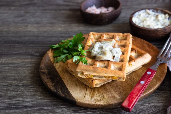 Gaufres Salées Maïs Sauce Crémeuse Aux Champignons Sur Une Assiette — Photo