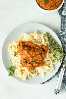 Vejetaryen Makarna (Tagliatelle) kabak, patlıcan, biber ve domates sosu ile.