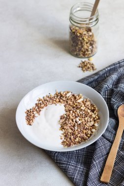 Ev yapımı granola veya müsli ve yoğurt bir kase. Sağlıklı kahvaltı.