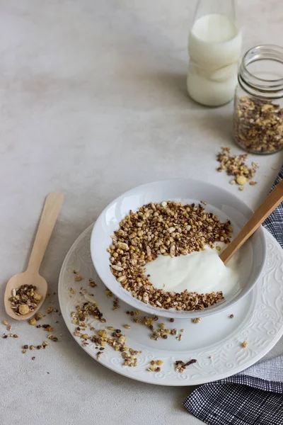 Ev yapımı granola veya müsli ve yoğurt bir kase. Sağlıklı kahvaltı.