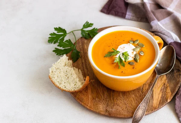 Sopa Abóbora Assada Com Sementes Creme Salsa Abóbora Fundo Claro — Fotografia de Stock